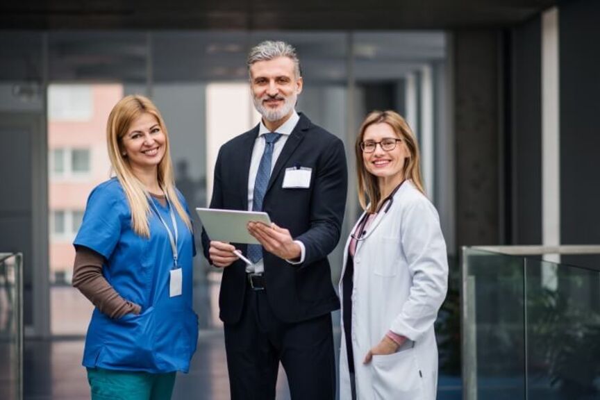 healthcare-administrator-wth-nurse-and-doctor