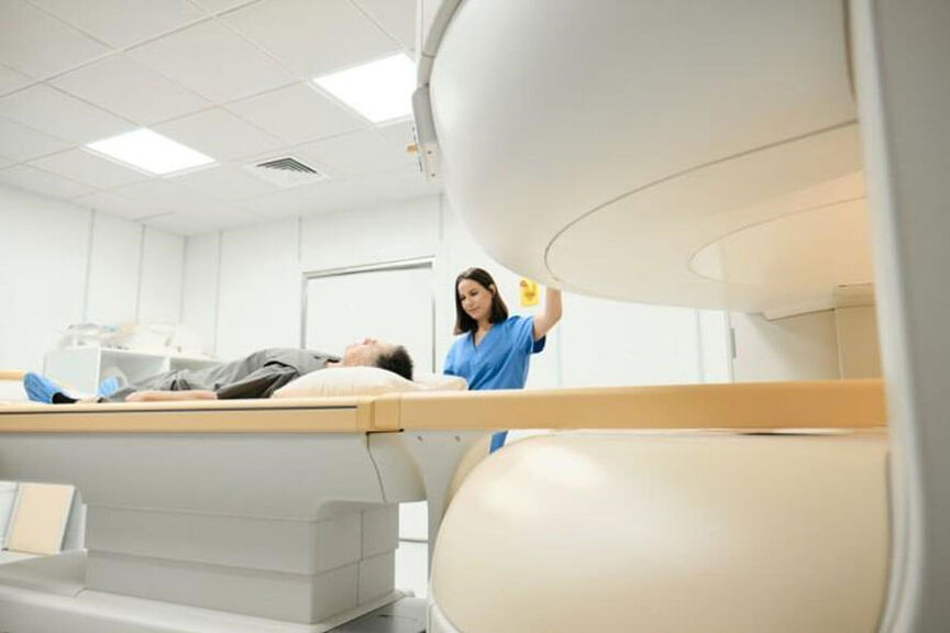 mri-tech-performing-scan