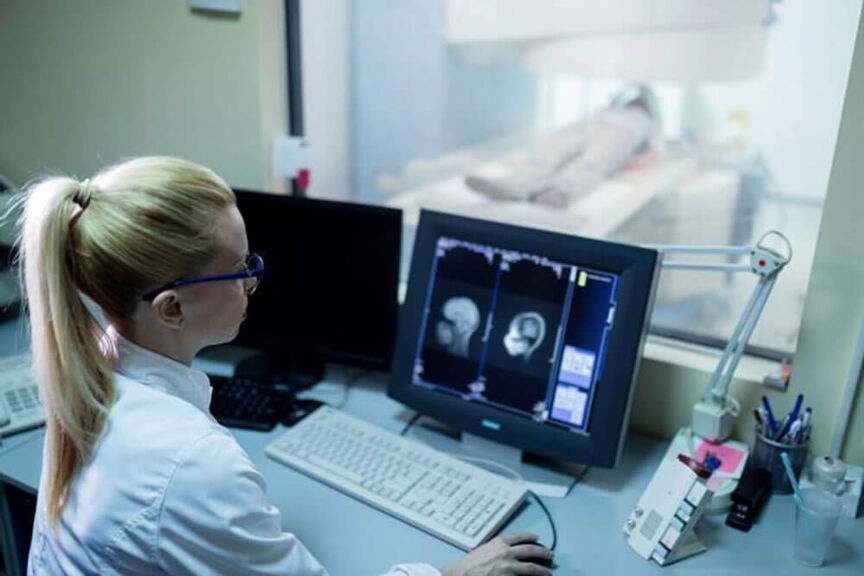 mri-technologist-scanning