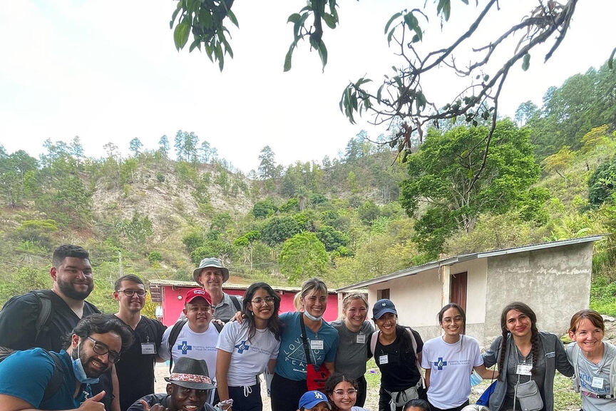 A group of physical therapy students on a trip to Honduras