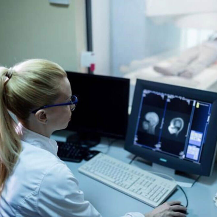 mri-technologist-scanning