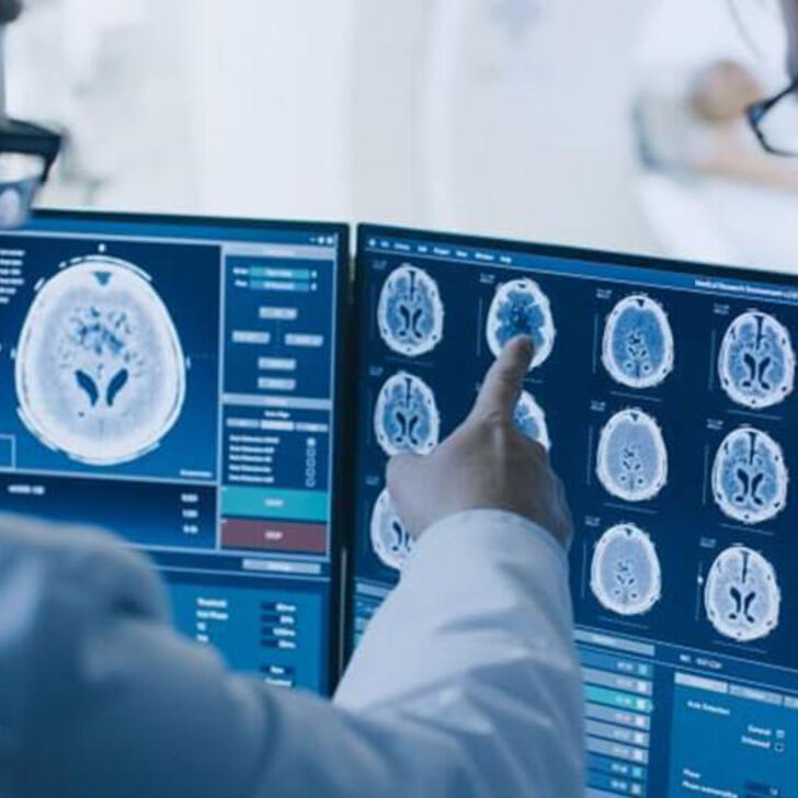 radiologists-examining-images